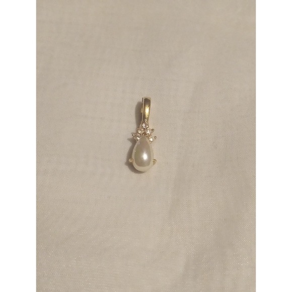 Vintage roman faux pearl drop pendent. Gold Tone - Picture 6 of 6